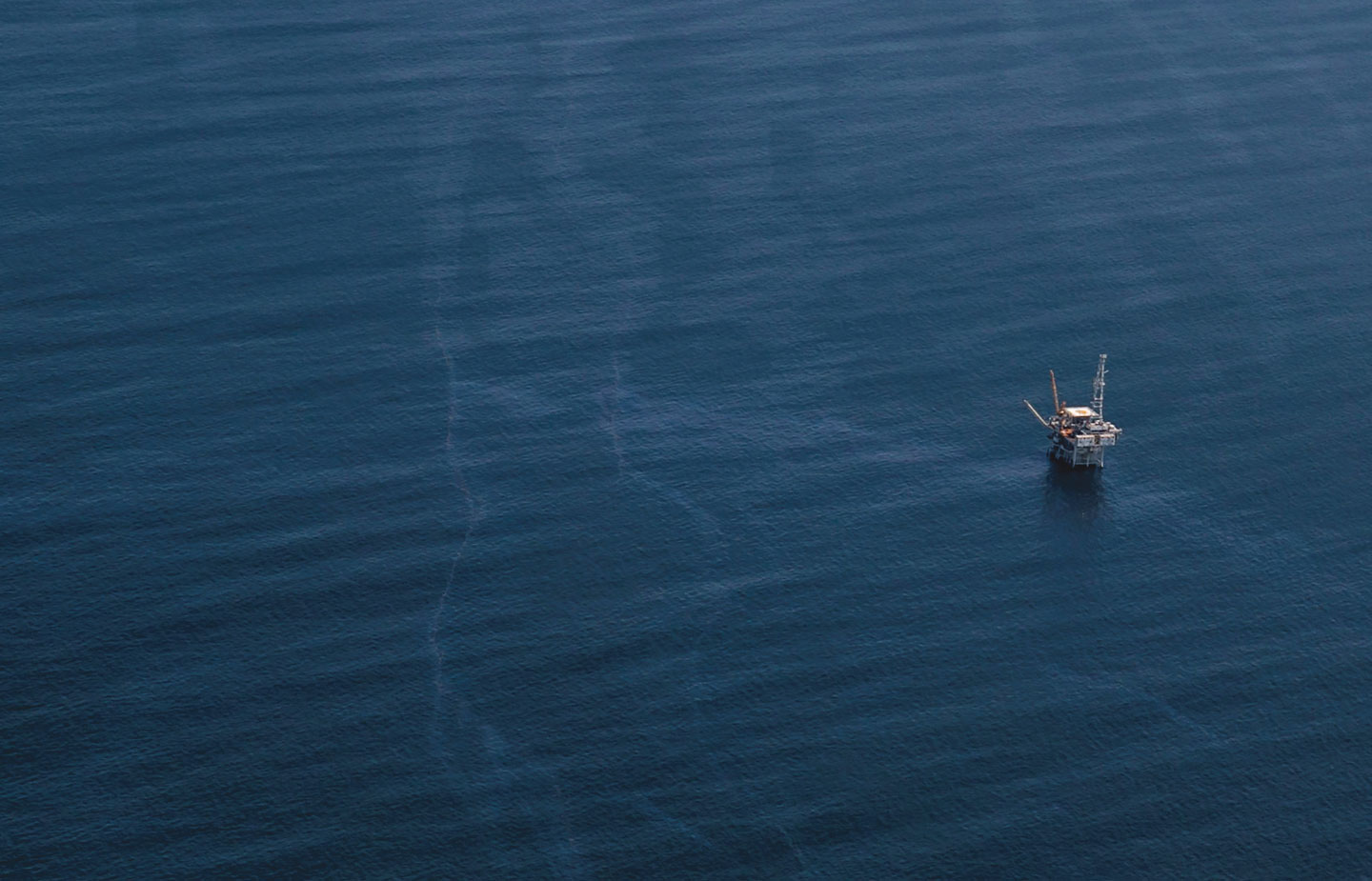 Image of oil rig in the middle of the ocean