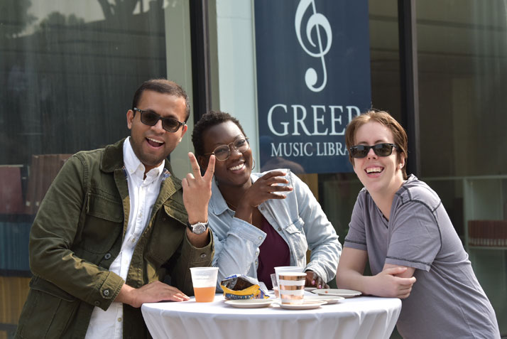 Alumni enjoying refreshments in Castle Court