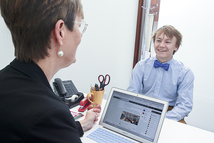 Career Adviser Lori Balantic meets with a student at the Hale Center for Career Development