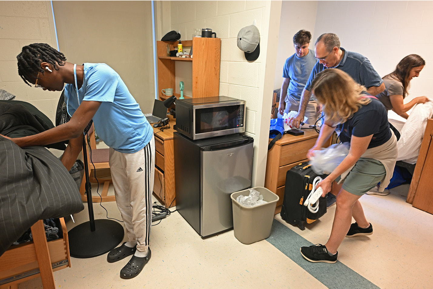 Students moving into a dorm room