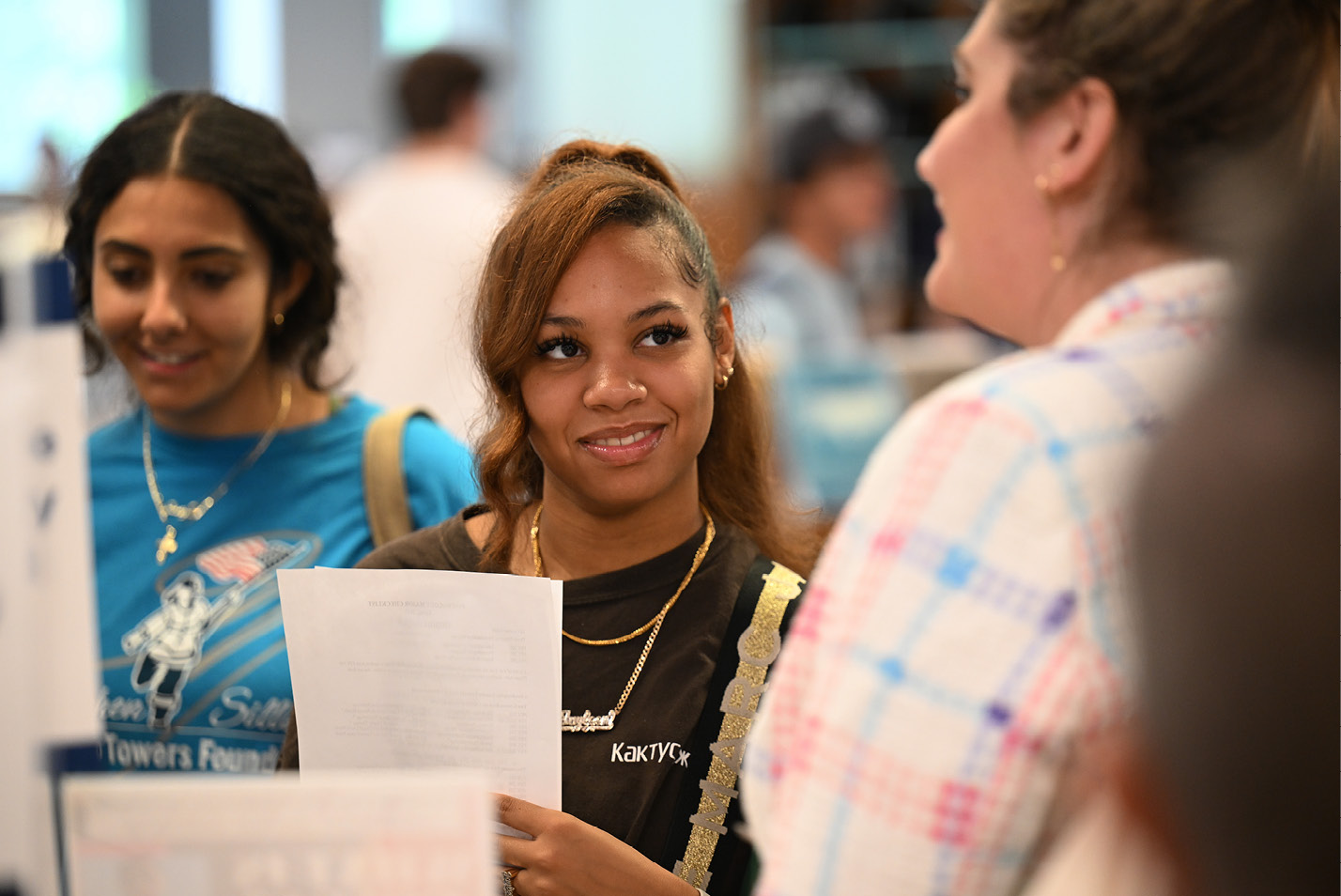 A first year students talks with a faculty member at the Academic Fair at Welcome Weekend.