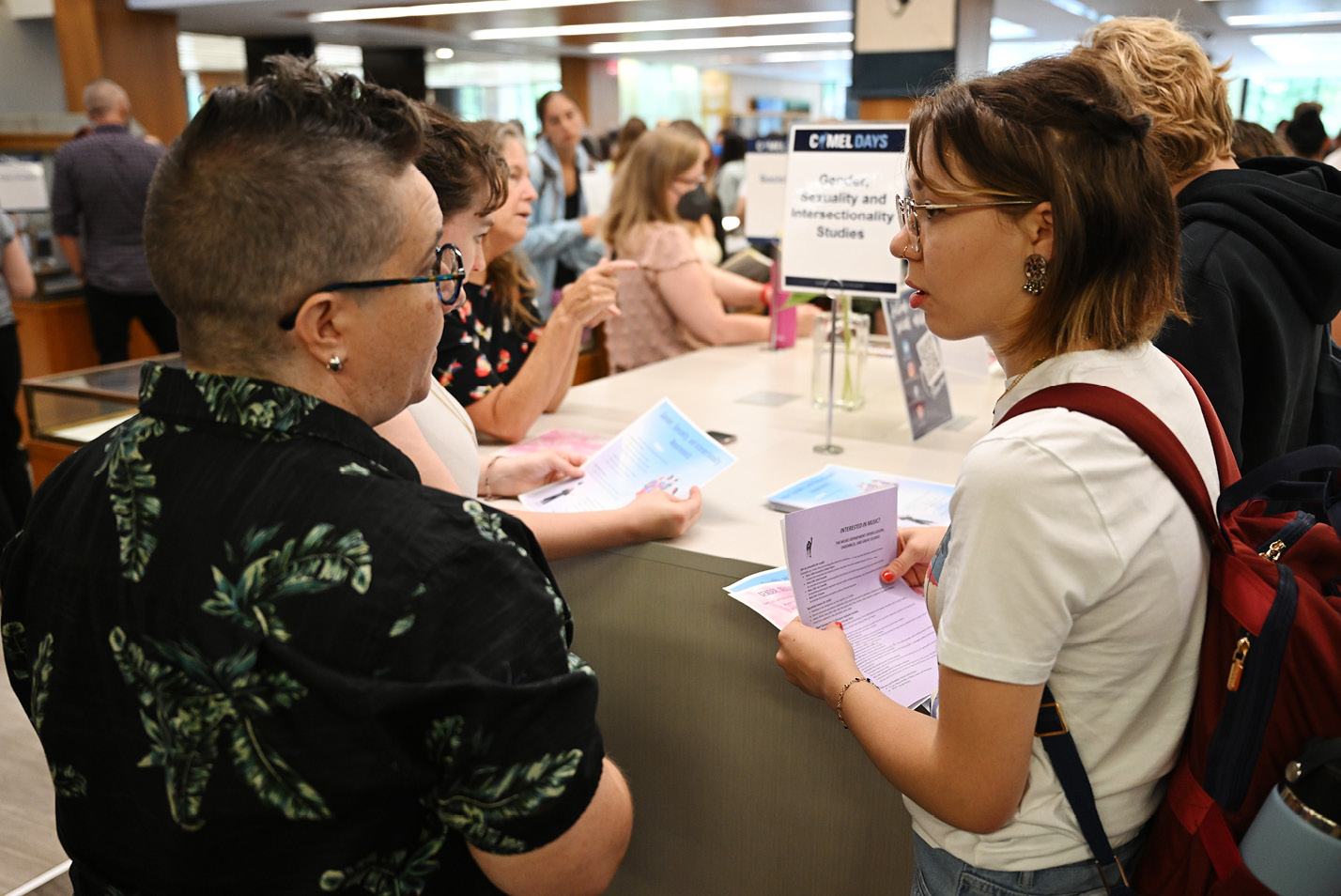 A first year students talks with a faculty member at the Academic Fair at Welcome Weekend.